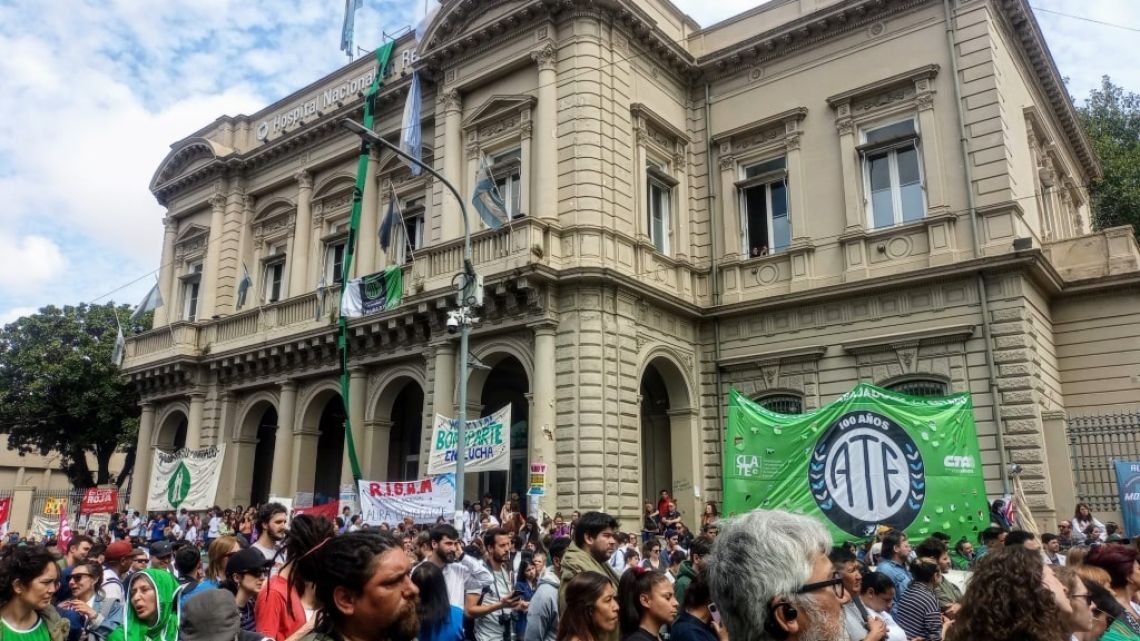 La motosierra llegó a la salud pública: 1400 trabajadores despedidos en hospitales nacionales