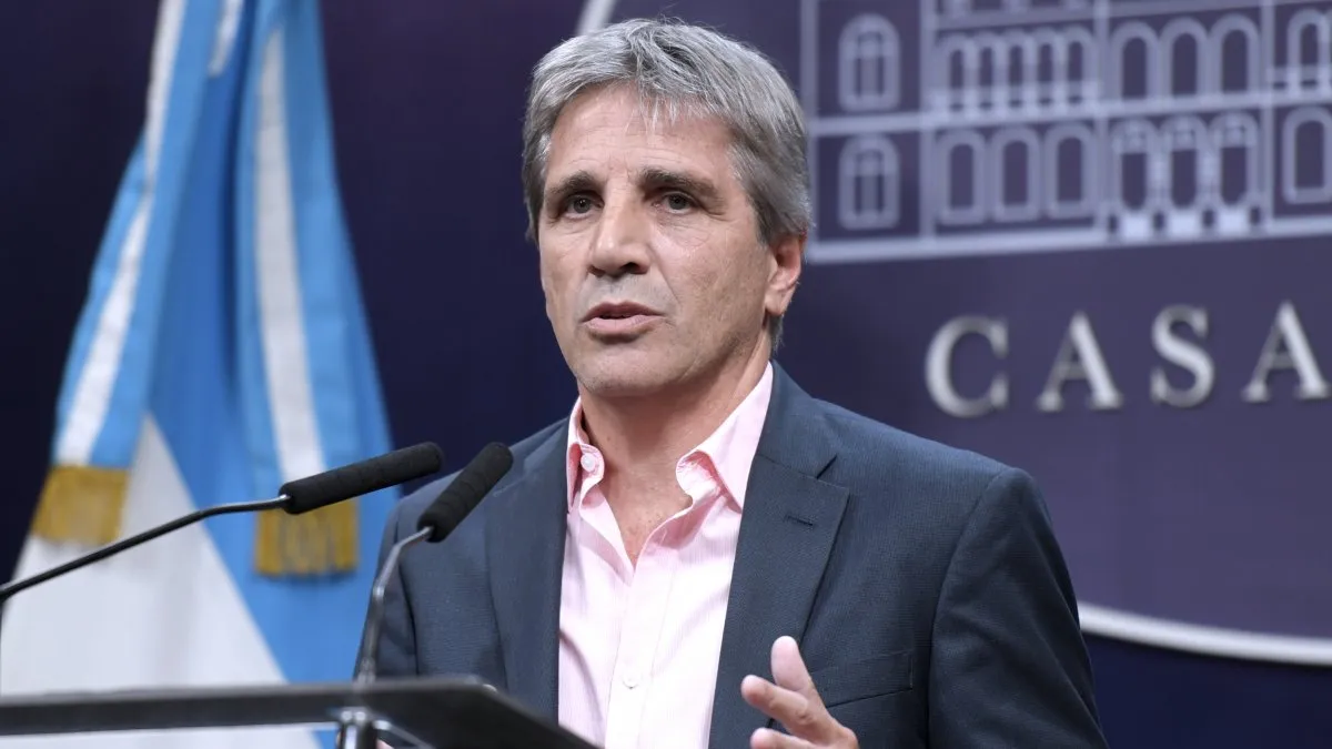 Caputo bajó las retenciones temporalmente para que el campo liquide la soja